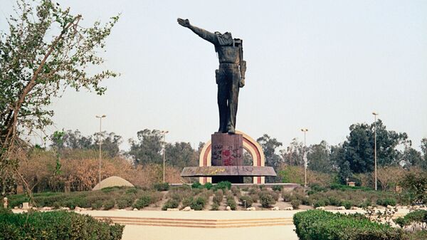 Обезглавленный памятник Саддаму Хусейну в центре Багдада