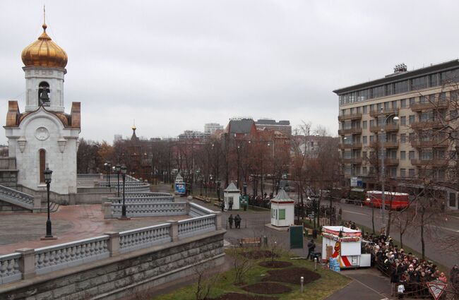 У храма Христа Спасителя в Москве