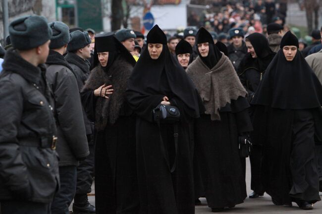 У храма Христа Спасителя в Москве