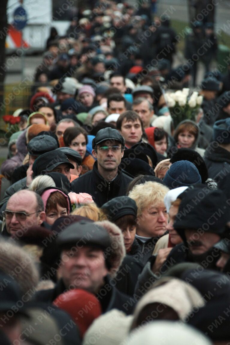 У храма Христа Спасителя в Москве