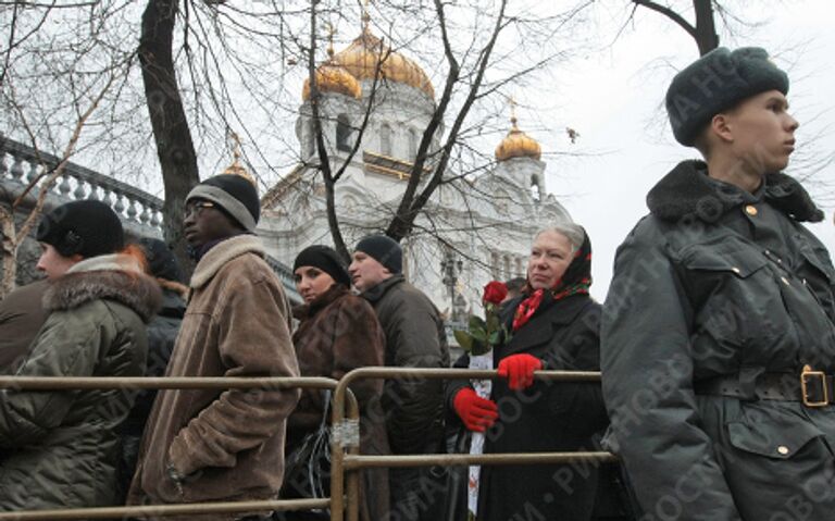 У храма Христа Спасителя в Москве