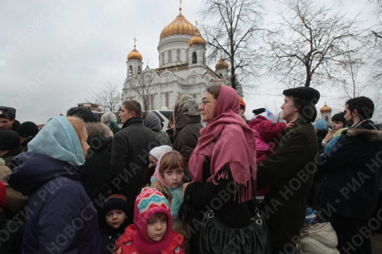 У храма Христа Спасителя в Москве