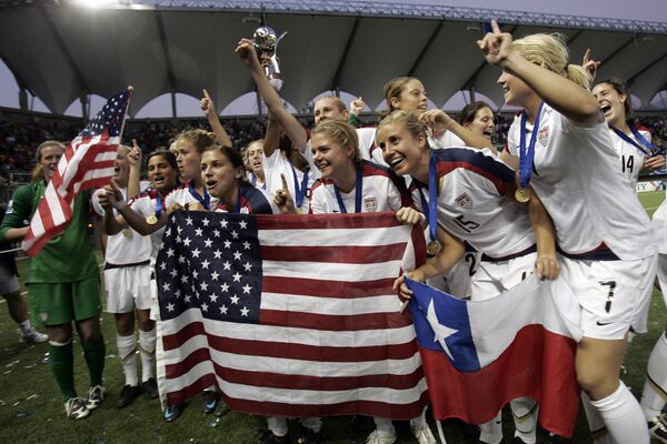 Юниорская женская сборная США по футболу празднует победу на чемпионате мира