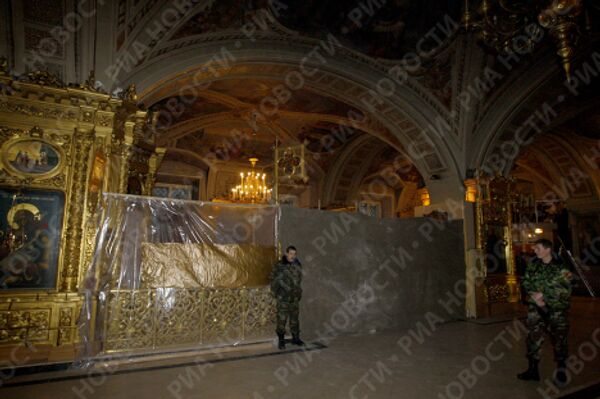 Подготовка к похоронам Патриарха Алексия II в Богоявленском кафедральном соборе
