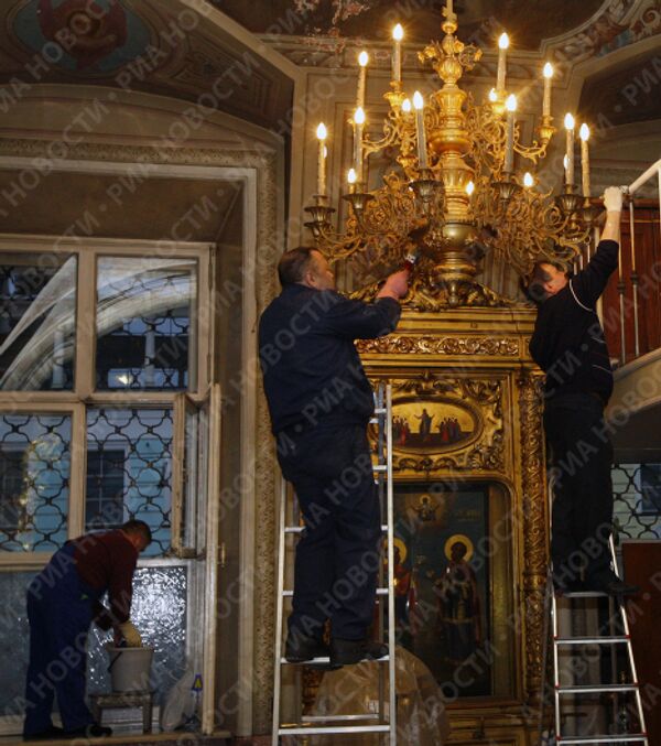 Подготовка к похоронам Патриарха Алексия II в Богоявленском кафедральном соборе   