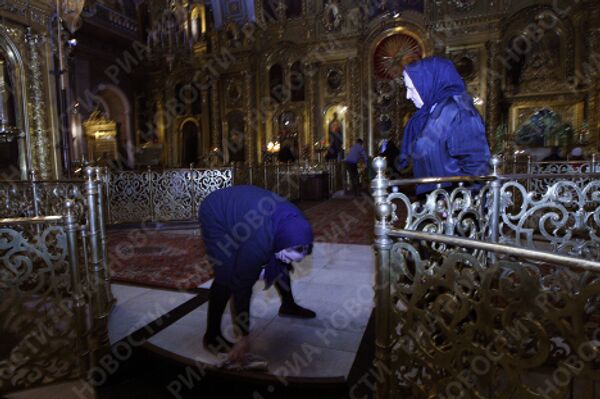 Подготовка к похоронам Патриарха Алексия II в Богоявленском кафедральном соборе   