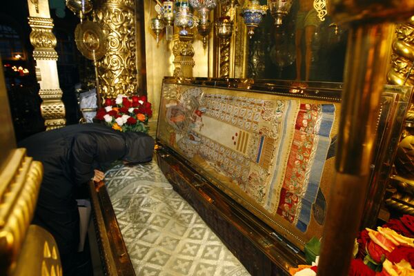 Подготовка к погребению Алексия II