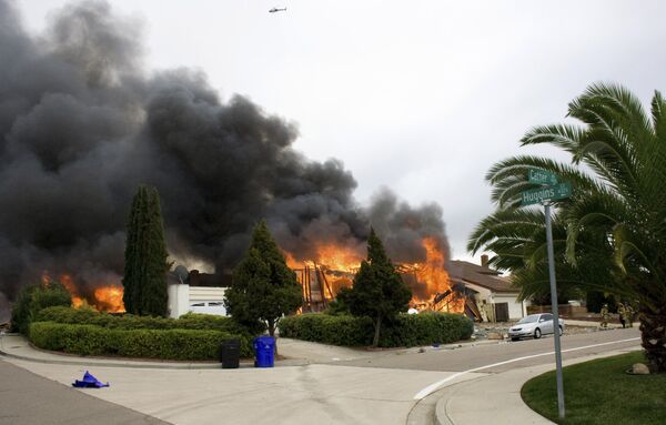 Самолет ВМС США F-18 потерпел катастрофу, упав в зоне жилых домов в районе Сан-Диего   