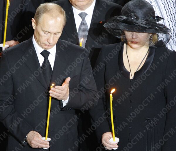Премьер-министр РФ В. Путин на отпевании патриарха Алексия II