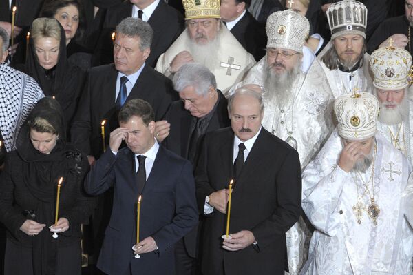 Президент России Д.Медведев на отпевании патриарха Алексия II в храме Христа Спасителя