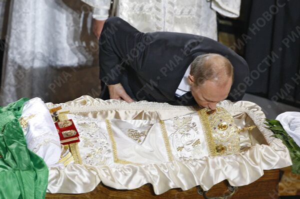 Премьер-министр РФ В. Путин у гроба патриарха Алексия II