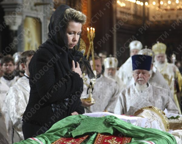 Супруга президента РФ С.Медведева у гроба патриарха Алексия II