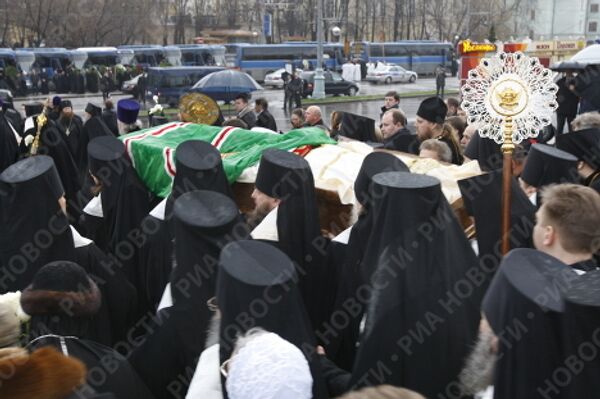 Траурная процессия с гробом патриарха Алексия II