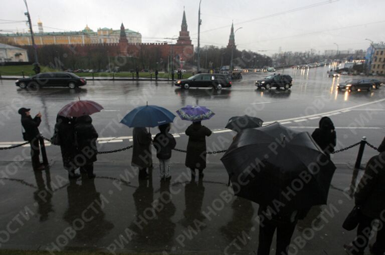 Траурный кортеж с гробом Алексия II на пути к Богоявленскому собору