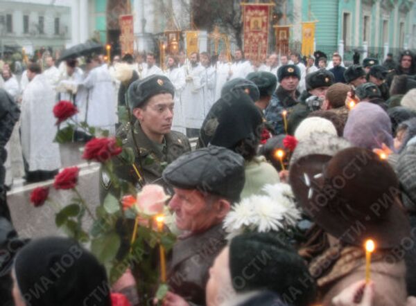 Верующие, пришедшие проститься с патриархом Алексием II, у Елоховского собора