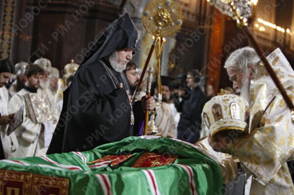 Верховный Патриарх и Католикос всех армян Гарегин II у гроба патриарха Алексия II