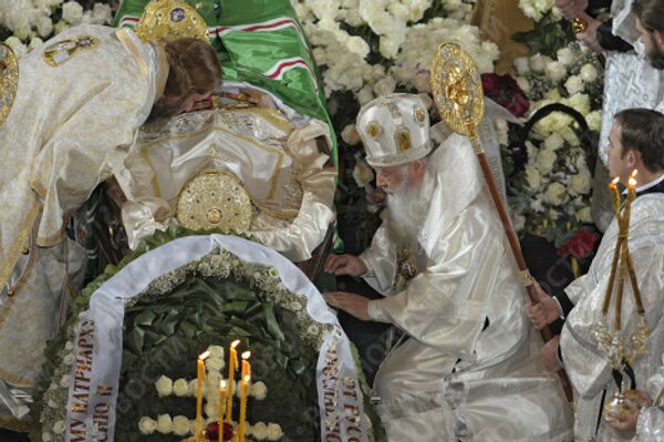 У гроба с телом патриарха Алексия II