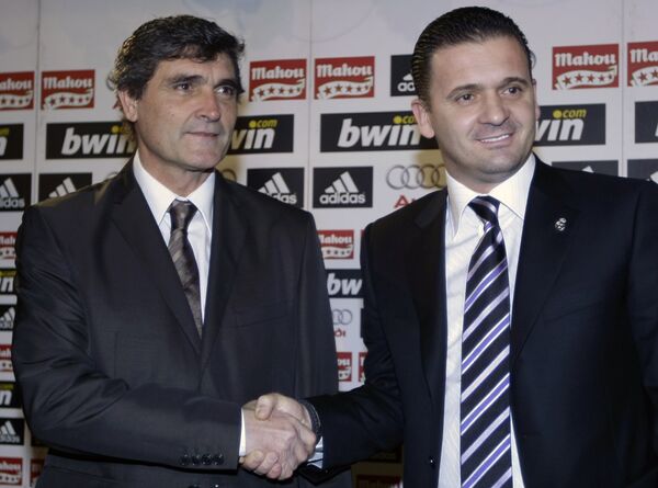 Спортивный директор Реала Предраг Миятович (справа) пожимает руку новоиспеченному главному тренеру Реала Хуанде Рамосу
