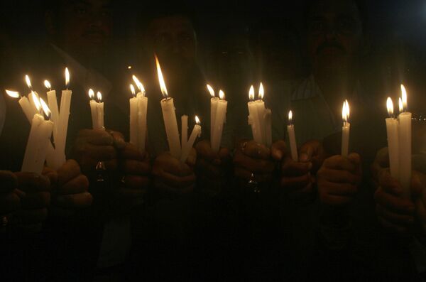 Люди зажгли свечи в память о погибших. Архив