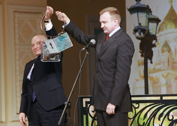 Мэр Белграда Драган Джилас и мэр Москвы Юрий Лужков во время официальной церемонии передачи эстафеты и символа Евровидения