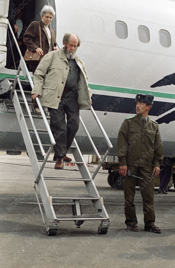 Солженицын и Светлова в аэропорту Магадана
