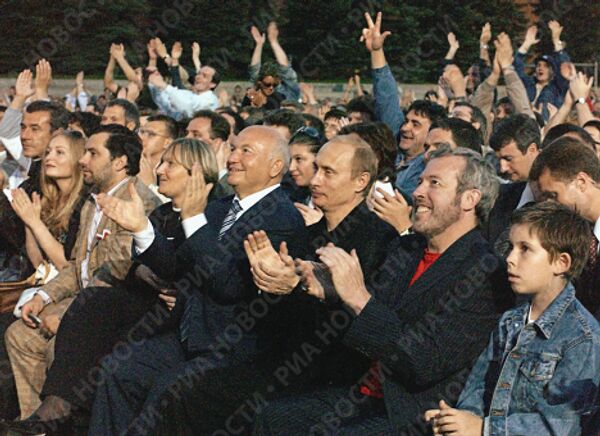 В.Путин, Ю.Лужков и А.Макаревич на концерте Пола Маккартни на Красной площади 
