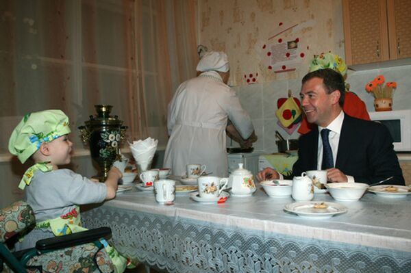 Президент России Дмитрий Медведев во время посещения Курганского областного детского дома №1