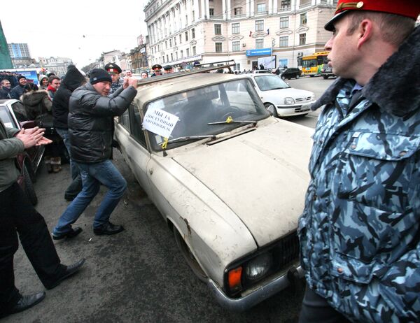 Акция протеста против повышения таможенных пошлин на подержанные иномарки прошла во Владивостоке