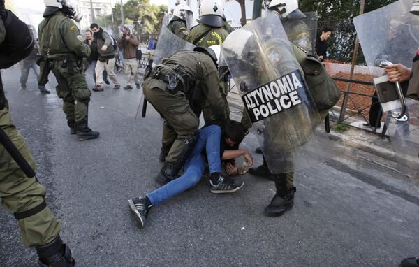 Столкновения демонстрантов с полицией возобновились в Афинах