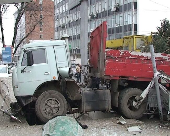 ДТП в Ростове-на-Дону. Водитель умер за рулем КамАЗа 