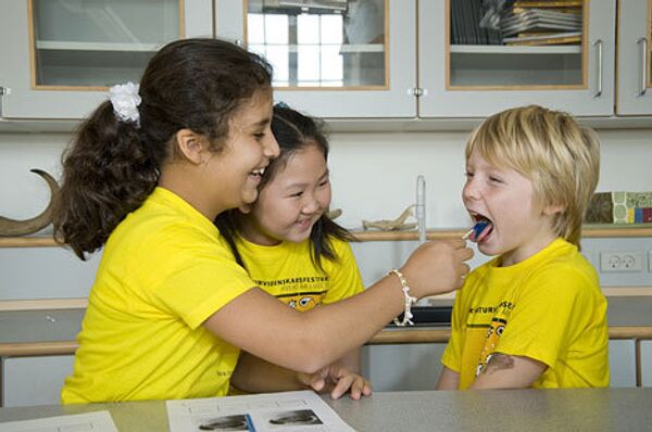 Дети одной из школ Копенгагена во время эксперимента по определению вкусовой чувствительности