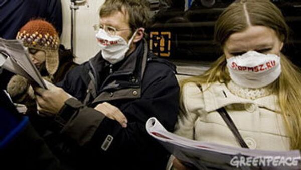 Экологи в респираторах устроили акцию протеста в московском метро