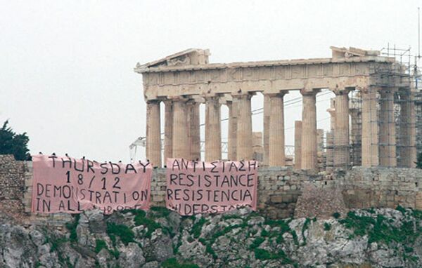 Участники протестов в Греции вывесили баннеры на Акрополе