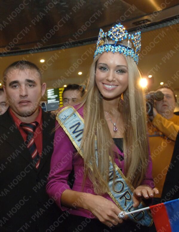Мисс мира - 2008 россиянка Ксения Сухинова прилетела в Москву