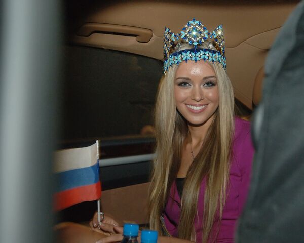 Мисс мира - 2008 россиянка Ксения Сухинова прилетела в Москву