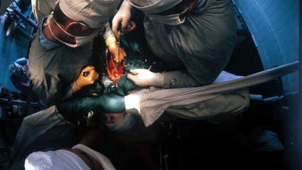 Операция в НИИ трансплантологии. Архивное фото