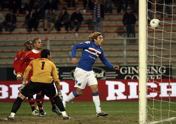 Джонатан Боттинелли (справа) забивает мяч в ворота голкипера Севильи Андреса Палопа (1)
