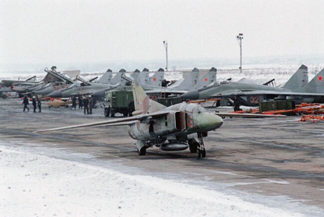 Самолет СУ-24 на лётном поле