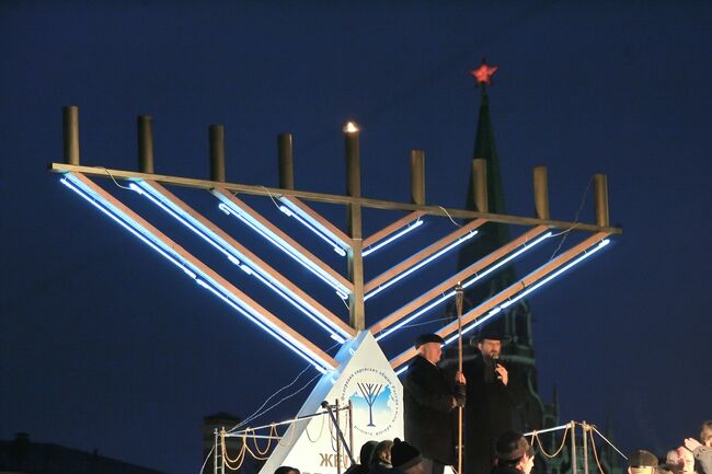 Еврейский праздник Хануку встретят в Москве тысячами огней