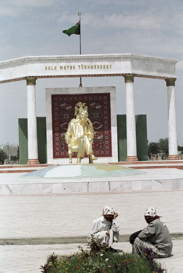 Памятник президенту Туркмении Ниязову