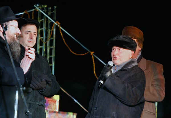 Берл Лазар и Юрий Лужков на церемонии зажигания ханукии