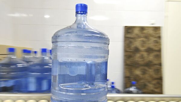 Вода из пластиковых бутылок может быть опасна для здоровья