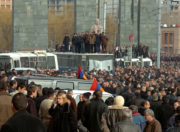 Митинг сторонников   Тер-Петросяна в  Ереване. Архив
