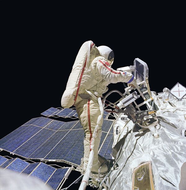 Космонавт в открытом космосе. Архив