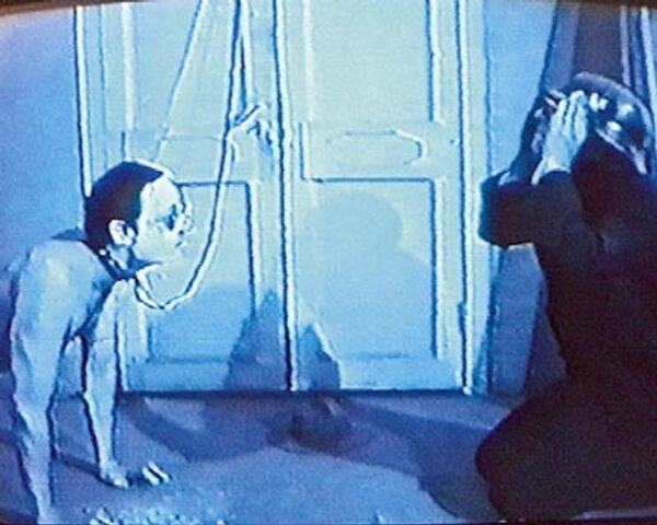 Кадр из видео, на котором Константин Звездочетов изображает Йозефа Бойса, а Владимир Дубосарский – Кулика-собаку. 1996 