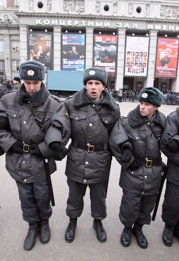 За порядком в Москве в понедельник будут следить 4,1 тысячи милиционеров и военнослужащих Внутренних войск МВД РФ