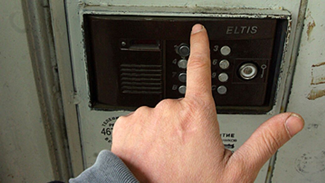 В Петербурге мошенники под предлогом замены домофона обманули женщину