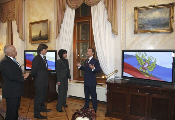 Президент России Дмитрий Медведев дал интервью по итогам 2008 года российским телеканалам Первый, Россия и НТВ