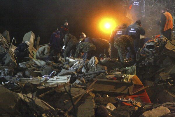 Спасатели работают на месте взрыва бытового газа в жилом доме в Евпатории