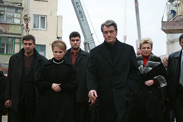 Президент Украины Виктор Ющенко, премьер-министр Юлия Тимошенко и секретарь Совета национальной безопасности и обороны Раиса Богатырева на месте взрыва жилого дома в Евпатории 25 декабря 2008 года